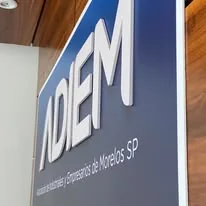 Prenda personalizada con logotipo institucional